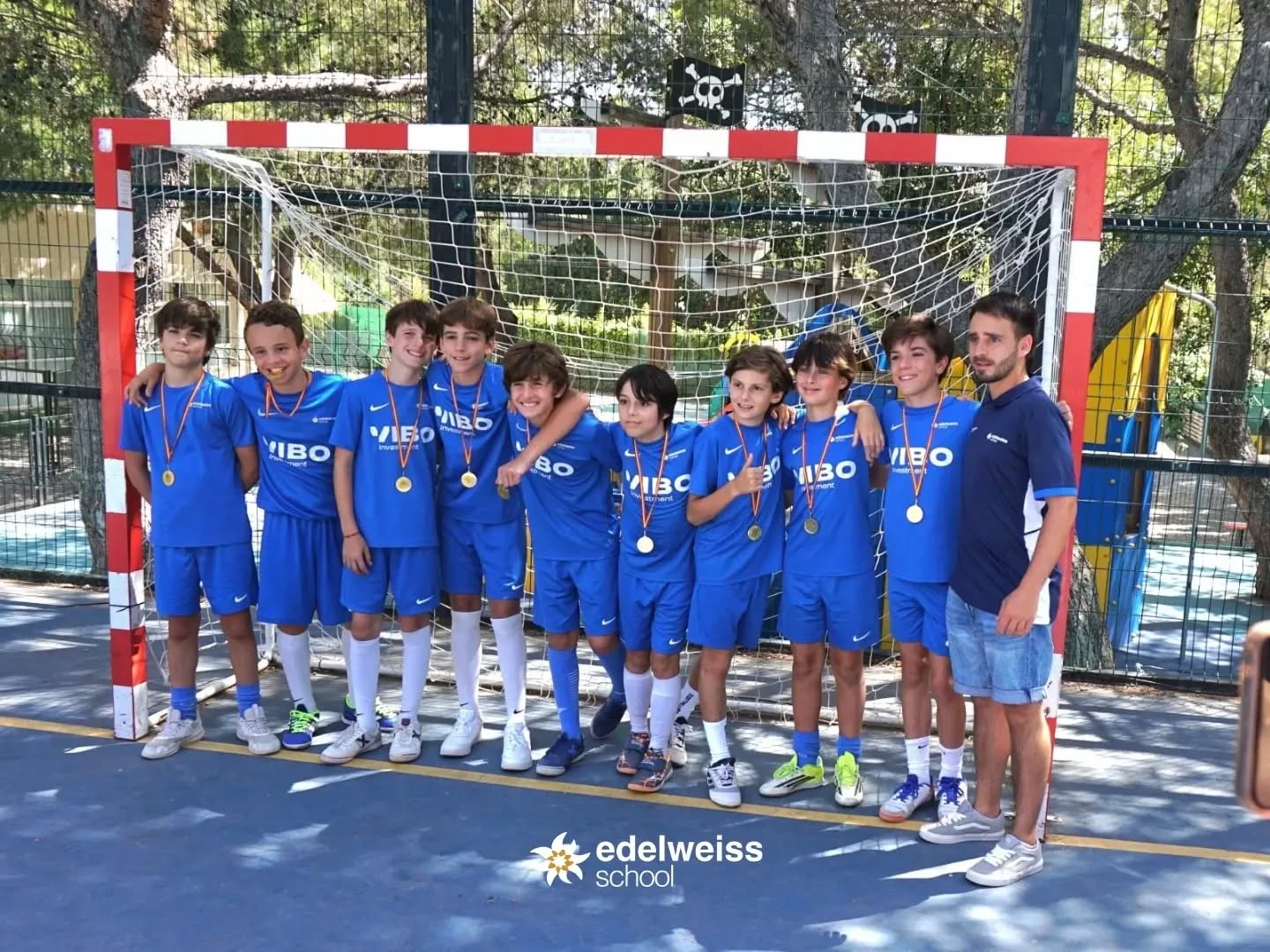 ⚽ ¡FINAL DE TEMPORADA A LO GRANDE! 🏆

El finde pasado nuestros equipos de fútbol sala vivieron una mañana de DEPORTE EN FAMILIA 💙

Partidos + técnicas deportivas + trucos para gestionar la frustración en la pista y reforzar valores. 

Y para cerrar: almuerzo todos juntos en el cole y entrega de medallas a cada equipo 🥇

Gracias especiales a los padres voluntarios:
Sin vosotros no habría sido posible. ❤️

¡Qué manera de cerrar temporada! Ya con ganas de la próxima 💪

#DeporteEnFamilia #FútbolSala #FinalDeTemporada #edelweissschoolfeelslikehome