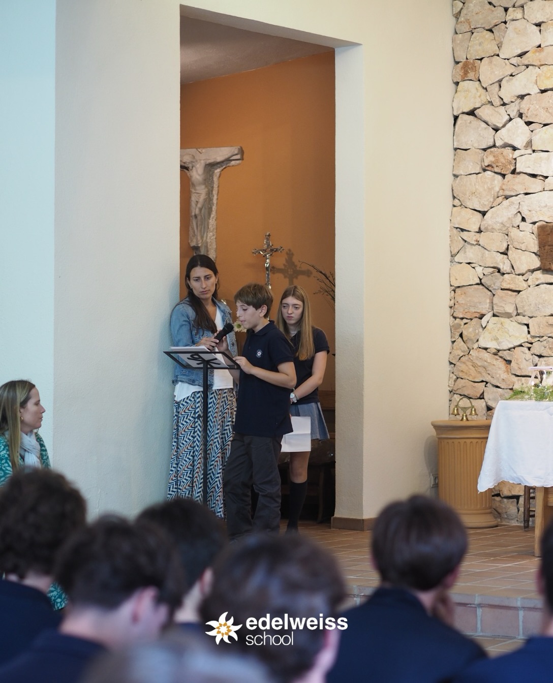 Hoy en la capilla del cole hemos celebrado nuestra misa de inicio de curso con todos los alumnos de bachillerato y Secundaria junto con sus profesores.
“Señor, te pedimos que nos acompañes en cada paso de este nuevo curso que empezamos. Ayúdanos a ser compañeros generosos, atentos a quien pueda sentirse solo y a crear espacios de acogida”
#colegiocatolicovalencia #EdelweissSchool #FeelsLikeHome #colegioprivado