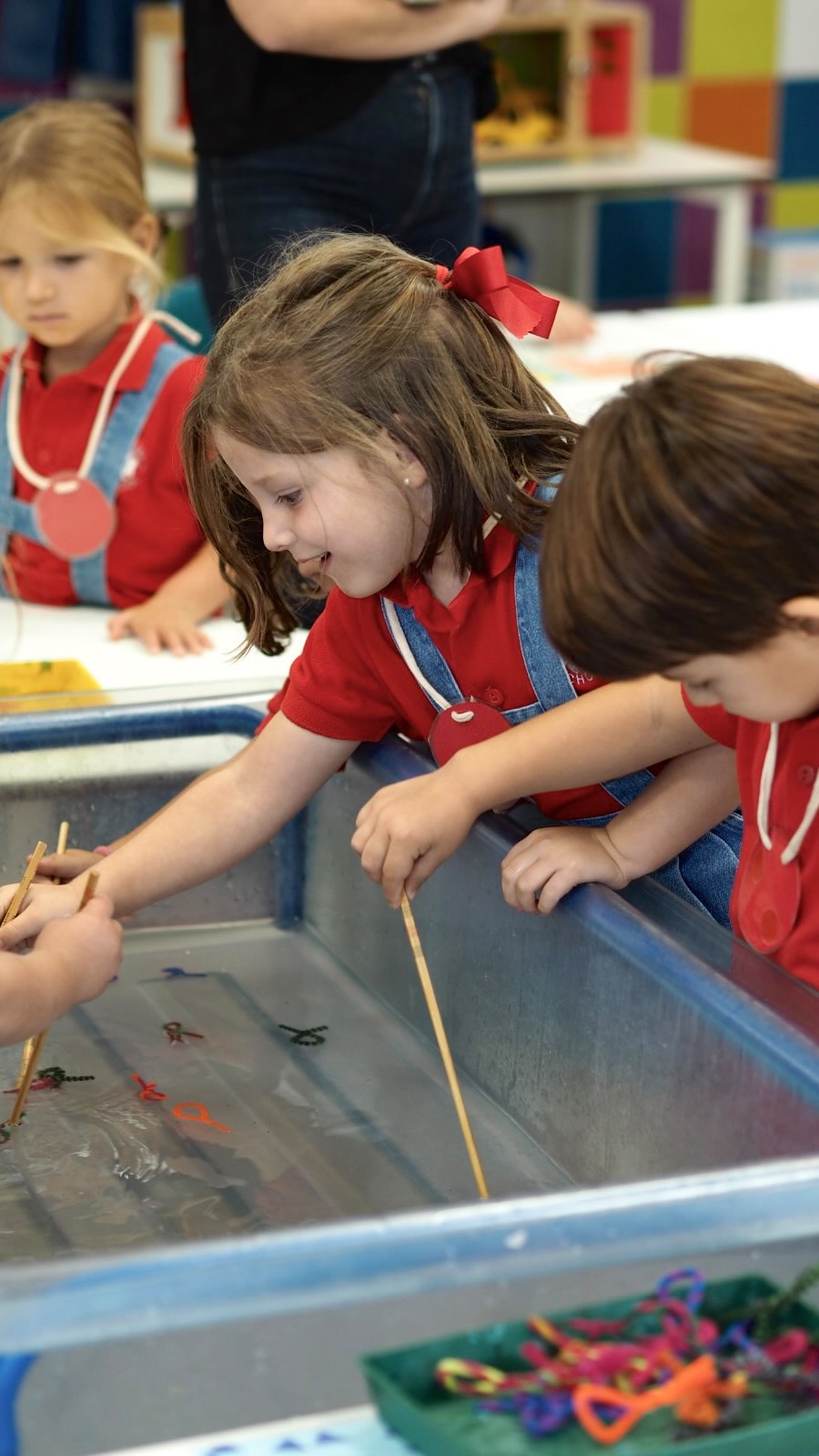 Dos tardes a la semana, nuestros alumnos de Infantil trabajan en “Learning Stations” o estaciones de aprendizaje 🎨🧩
A través de la psicomotricidad fina, formas, números y juegos de imitación, consiguen:
✨ Desarrollar su autonomía y creatividad
🧠 Estimular el pensamiento lógico
🤝 Mejorar sus habilidades sociales
#lesrningbydoing #EdelweissSchool #FeelsLikeHome #learningstations #colegiobilingüevalencia