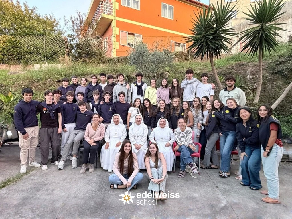 Nuestros alumnos de 2º de Bachillerato, en camino a Santiago. ✨👏🏼
Junto con sus profesores, están recorriendo el Camino Portugués. Ya han recorrido 50 km y les quedan otros 50 para llegar a Santiago.
Más allá de los kilómetros, el Camino es una oportunidad para parar, compartir, reflexionar y vivir la fe junto a sus compañeros.
Esta noche descansan en Caldas de Reis antes de continuar hacia Santiago.
¡Buen camino! 🙏🏼
#caminodesantiagoportugués #colegiocatólicovalencia #EdelweissSchool #FeelsLikeHome